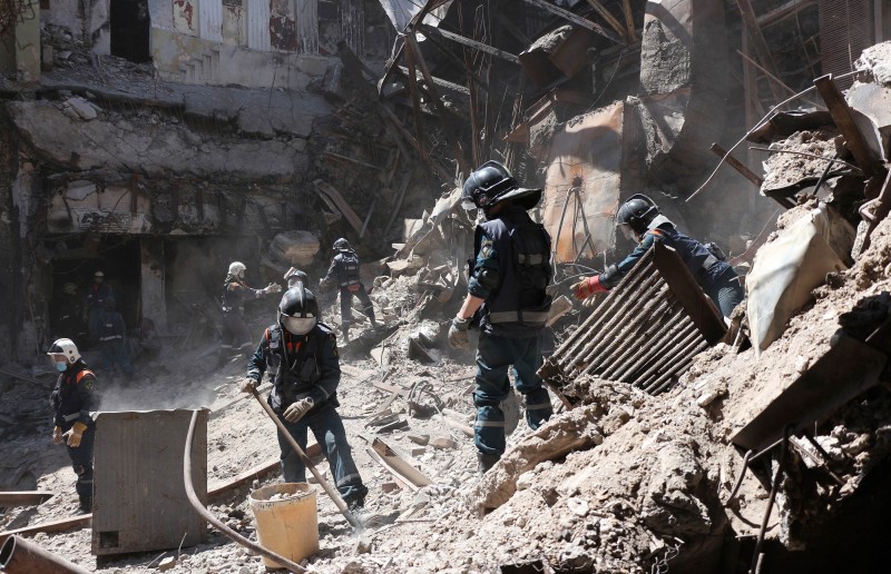 Radnici ministarstva za izvanredne situacije samoproglašene Narodne Republike Donjeck čiste ruševine u Mariupolju, 12. svibnja 2022. (izvor: AP Photo/Guliver Image)