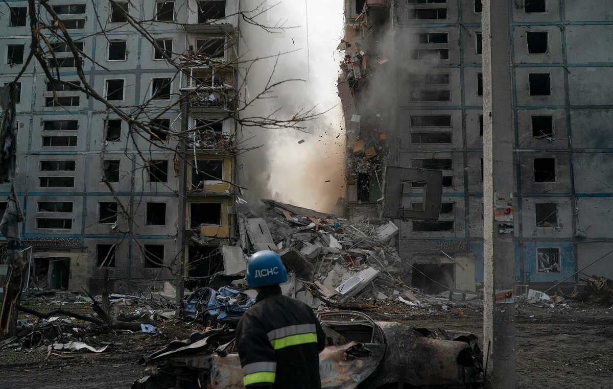 Scena nakon raketnog napada na ukrajinski grad Zaporožje (izvor: AP Photo/Leo Correa/Guliver Image)