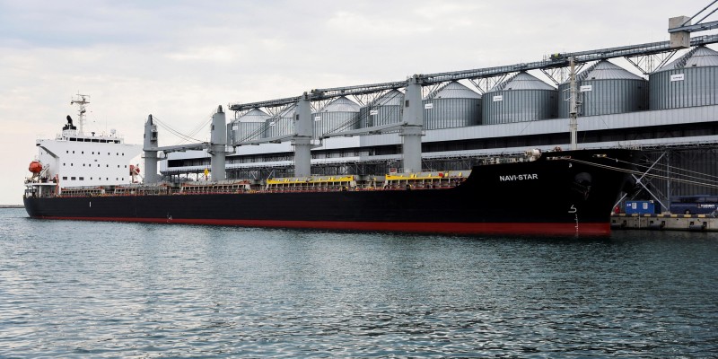 Ukrcavanje žita u Odesu, 29. srpnja 2022. (izvor: REUTERS/Nacho Doce/Guliver Image)