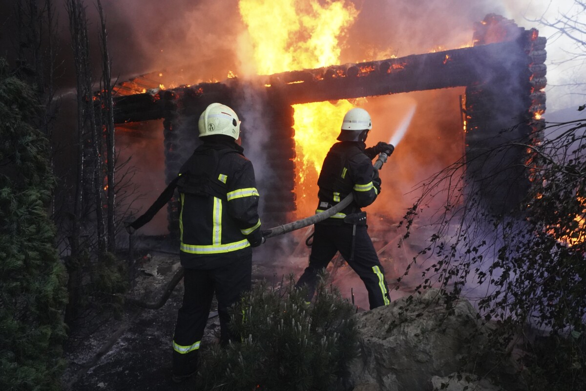Scena u Harkovu nakon ruskog napada, 4. svibnja 2024. (izvor: AP Photo/Andrii Marienko/Guliver Image)