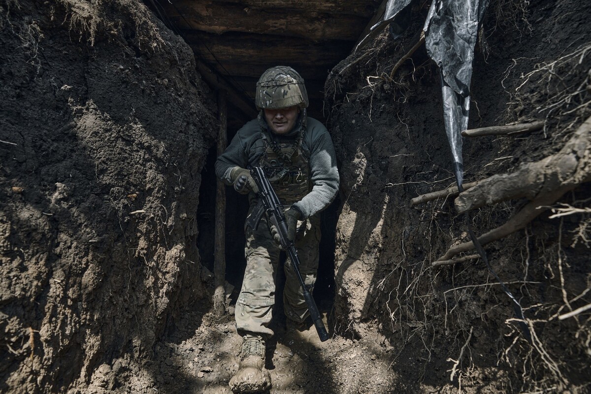 Ukrajinski vojnik na prostoru regije Donjeck, 24. travnja 2023. (izvor: AP Photo/Libkos/Guliver Image)