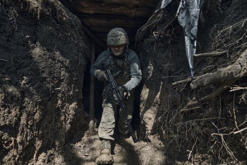 Ukrajinski vojnik na prostoru regije Donjeck, 24. travnja 2023. (izvor: AP Photo/Libkos/Guliver Image)