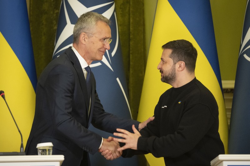 Jens Stoltenberg i Volodimir Zelenski u Kijevu, 20. travnja 2023. (izvor: AP Photo/Efrem Lukatsky/Guliver Image)