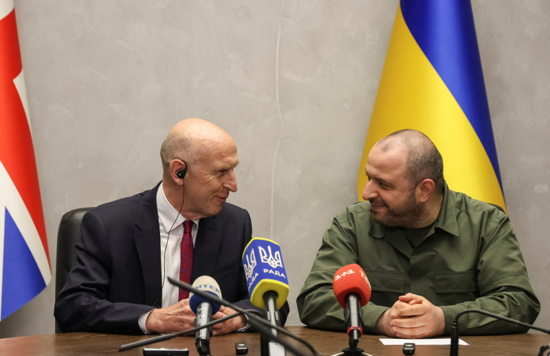Novi britanski ministar obrane John Healey i njegov ukrajinski kolega Rustem Umerov u Odesi, 7.7.2024. (izvor: Nina Liashonok/Reuters/Guliver Image)