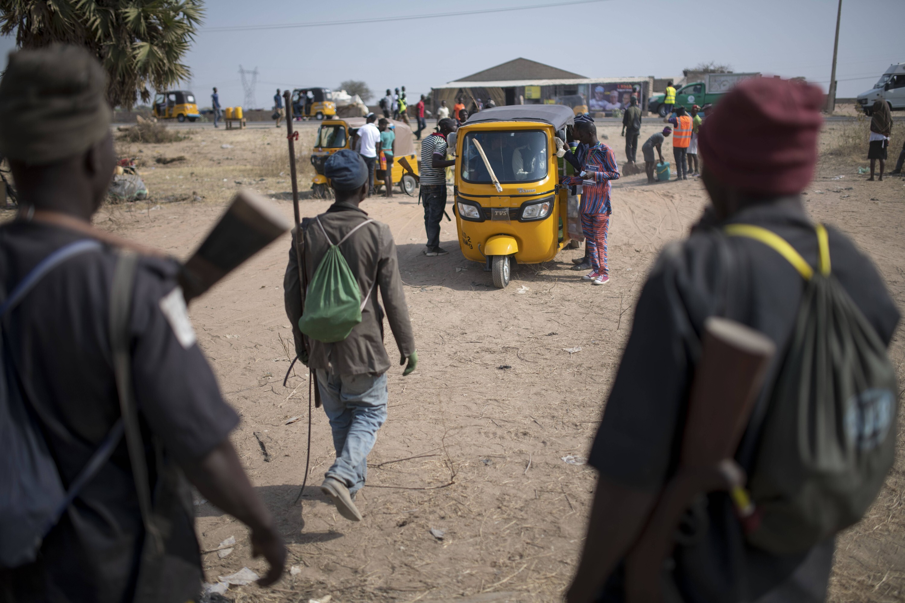 Mitglieder der Hunter Association kontrollieren am 31.01.19 auf dem Gelaende der Church Convention der Lutheran Church of Christ in Nigeria (LCCN). Die Buergerwehr hat sich gegen Terror und Gewalt gebildet und uebernimmt Aufgaben der Polizei. Die Mitglieder tragen alte, teils selbstgebaute Waffen, die aber funktionieren sollen und von der Polizei registriert sind. Am Samstag (16.02.19) sind 84 Millionen Nigerianer aufgerufen, einen Praesidenten und ein neues Parlament zu waehlen. Doch vor allem im Nordosten und im Zentrum des Landes herrscht Gewalt. Der Staat scheint unfaehig, sie einzudaemmen. (Siehe epd-Bericht vom 12.02.19) Wahlen in Nigeria - Zwischen Flucht und Todesangst *** Members of the Hunter Association control on 31 01 19 on the premises of the Church Convention of the Lutheran Church of Christ in Nigeria LCCN The civil defenc Copyright: epd-bild/ThomasxLohnes  