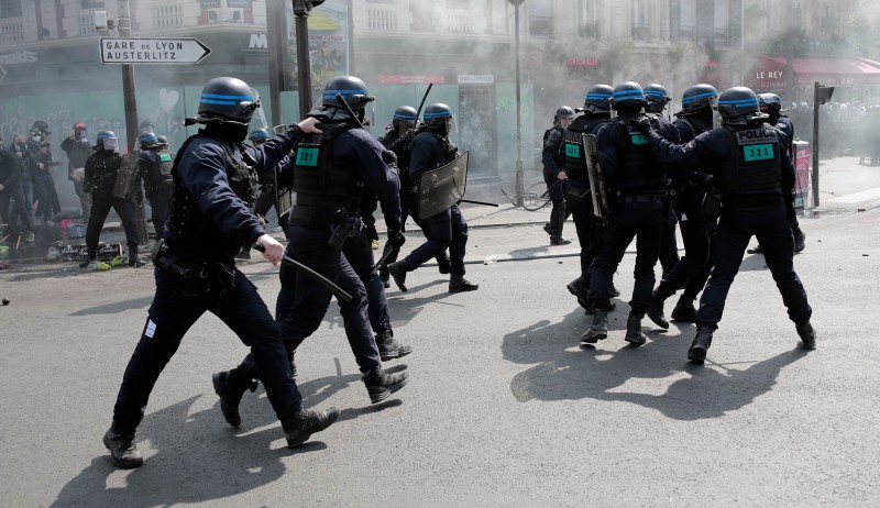Policija protiv prvomajskih prosvjednika u Parizu (izvor: AP Photo/Lewis Joly/Guliver Image)