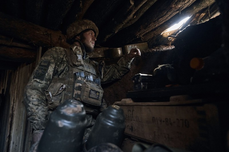 Ukrajinski vojnik na fronti u blizini Bahmuta, 24. ožujka 2023. (izvor: AP Photo/Libkos/Guliver image)