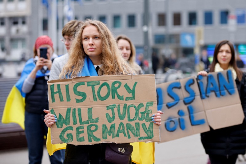 Prosvjednici traže da Njemačka prekine uvoz ruske nafte, ističe se transparent \"Povijest će suditi Njemačkoj\" (izvor: REUTERS/Johanna Geron/Guliver Image)