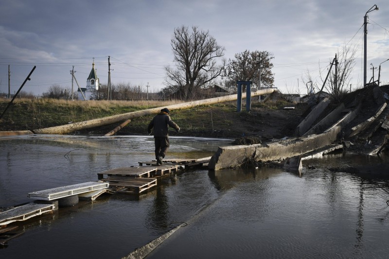 Improvizirani most preko rijeke u Bahmutu, 11. prosinca 2022. (izvor: AP Photo/Andriy Andriyenko/Guliver Image)