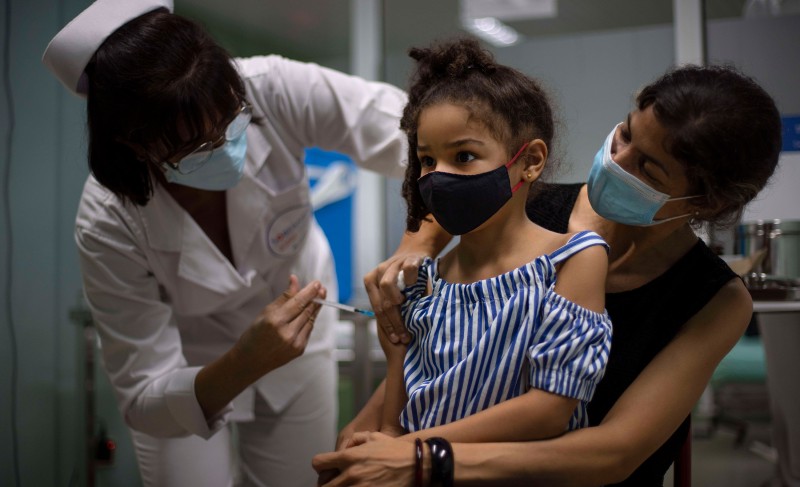 Djevojčica u Havani prima cjepivo Soberana-02 protiv koronavirusa, 24. kolovoza 2021. (izvor: AP Photo/Ramon Espinosa/Guliver Image)