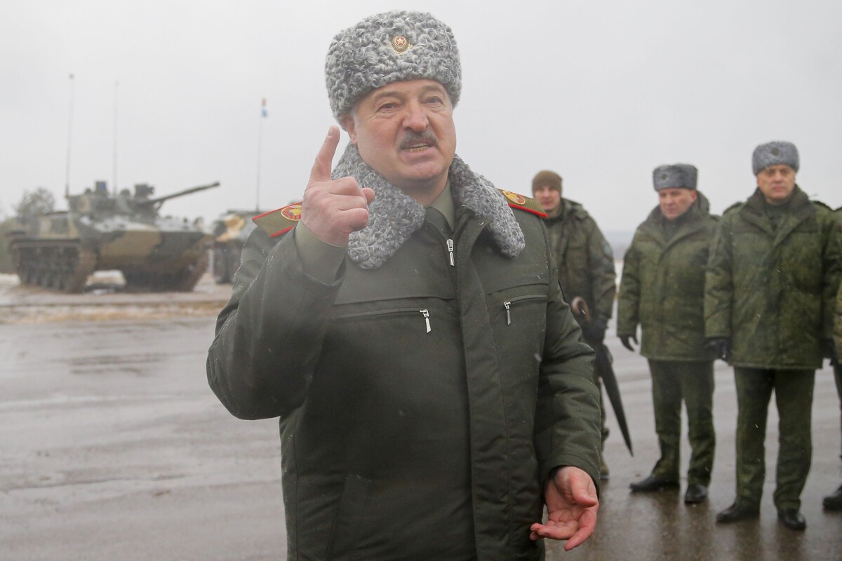 Aleksandar Lukašenko s pripadnicima vojske, fotografija iz 2022. (izvor: AP Photo/Guliver Image)