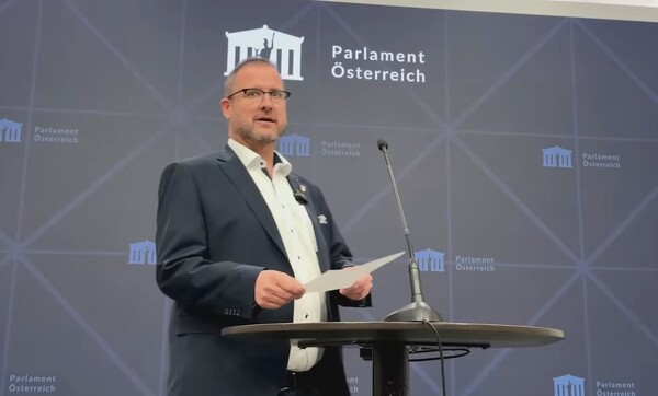 Glavni tajnik austrijskog FPO-a traži istragu o navodnim milijardama u gotovini i zlatu poslanima Ukrajini