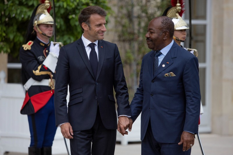 Emmanuel Macron i Ali Bongo 22. lipnja 2023. u Parizu (izvor: AP Photo/Rafael Yaghobzadeh/Guliver Image)
