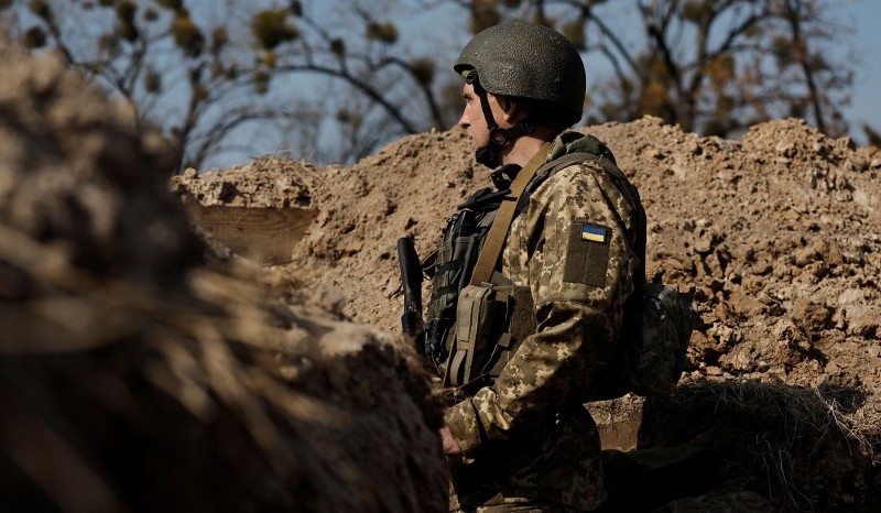 Ukrajinski vojnik na položaju sjeverno od Kijeva (izvor: REUTERS/Zohra Bensemra/Guliver Image)