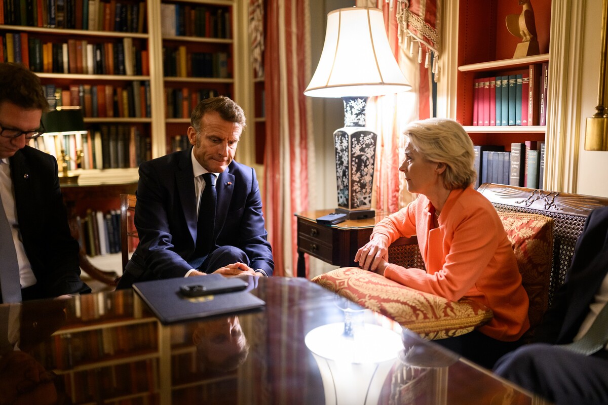 French President Emmanuel Macron speaks with European Commission President Ursula von der Leyen, as they wait in the White House Library as President Donald Trump makes a call with Russian President Vladimir Putin in the Oval Office, Monday, August 18, 2025. (Official White House Photo by Daniel Torok)