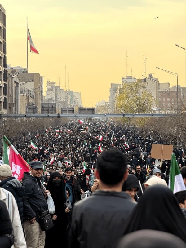 "Kako je Donald spasio režim": Iran je bio na rubu, prosvjedi su bili žestoki, opravdani i stvarni... Onda je Trump počeo prijetiti - i sad su milijuni na ulicama, ali za vlast