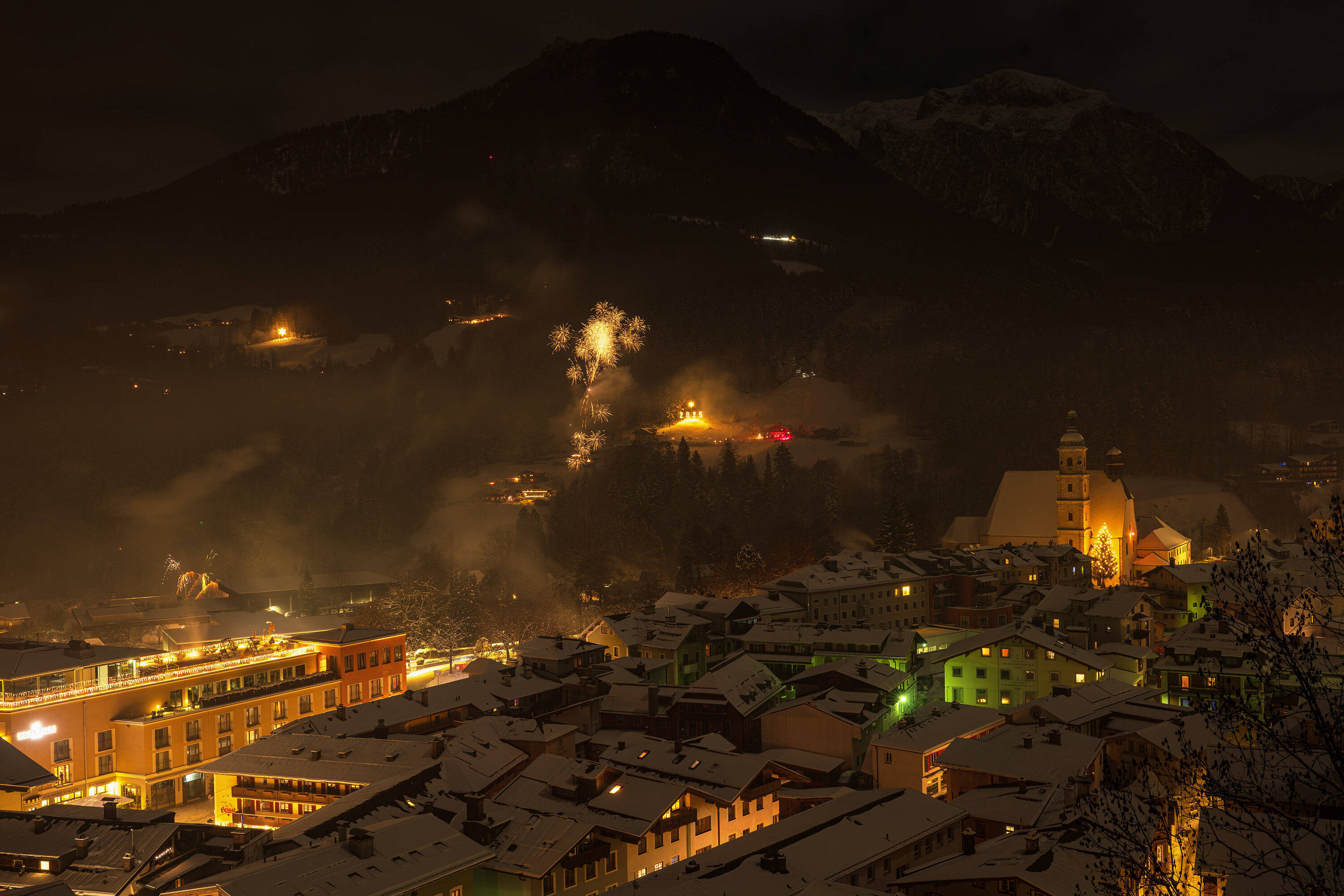 Berchtesgaden, Deutschland 01.01.2026: Im Bild: Feuerwerk ?ber Berchtesgaden, rechts Franziskaner Kirche Bayern *** Berchtesgaden, Germany 01 01 2026 In the picture fireworks over Berchtesgaden, on the right Franciscan Church Bavaria Copyright: xFotostandx/xWassmuthx