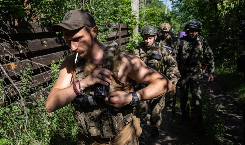 Ukrajinski vojnici u blizini Harkova, 2. srpnja 2022. (izvor: AP Photo/Evgeniy Maloletka/Guliver Image)