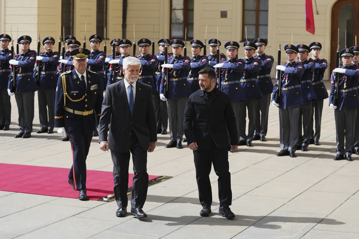 Češki predsjednik Petr Pavel i ukrajinski predsjednik Volodimir Zelenski u Pragu, 4. svibnja 2025. (izvor: AP Photo/Petr David Josek)