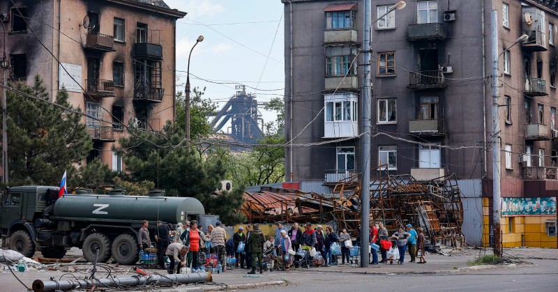 Distribucija vode lokalnim stanovnicima u Mariupolju, 27. svibnja 2022. (izvor: AP Photo/Alexei Alexandrov/Guliver Image)
