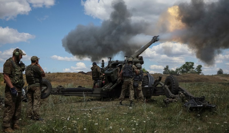 Ukrajinske snage koriste haubicu FH-70 (REUTERS/Gleb Garanich/Guliver Image)