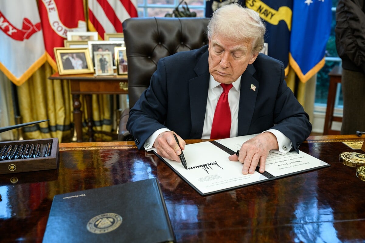 President Donald Trump signs the pardon for the national Thanksgiving turkeys, Tuesday, November 25, 2025, in the Oval Office. (Official White House Photo by Daniel Torok)