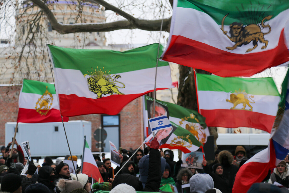 Iranska dijaspora u Berlinu s monarhističkim i izraelskim zastavama