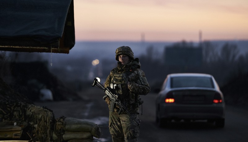 Ukrajinski vojnik u Kramatorsku, 22. prosinca 2022. (izvor: AP Photo/Libkos/Guliver Image)