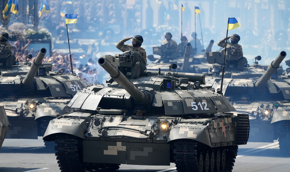Ukrajinska vojska za vrijeme parade u Kijevu, 24. kolovoza 2021. (izvor: AP Photo/Efrem Lukatsky/Guliver Image)