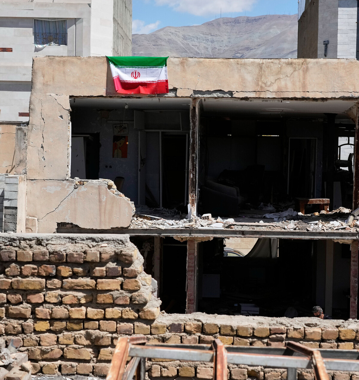 Iranska zastava na pogođenoj zgradi u Teheranu