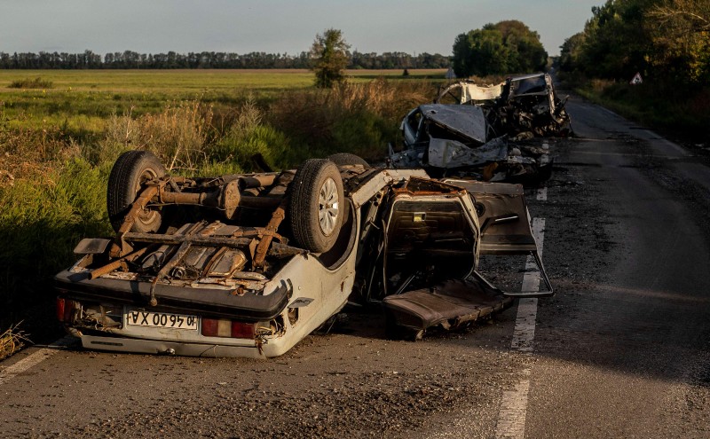 Uništena vozila na cesti u regiji Harkov (izvor: Imago Lifestyle / David Ryder / Guliver Image)
