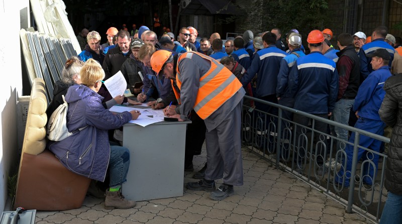 Glasanje na referendumu u Mariupolju, 23. rujna 2022. (izvor: AP / Guliver Image)