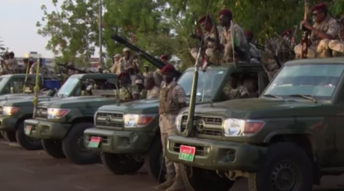 Machine-gun-mounted Toyotas in Sudan