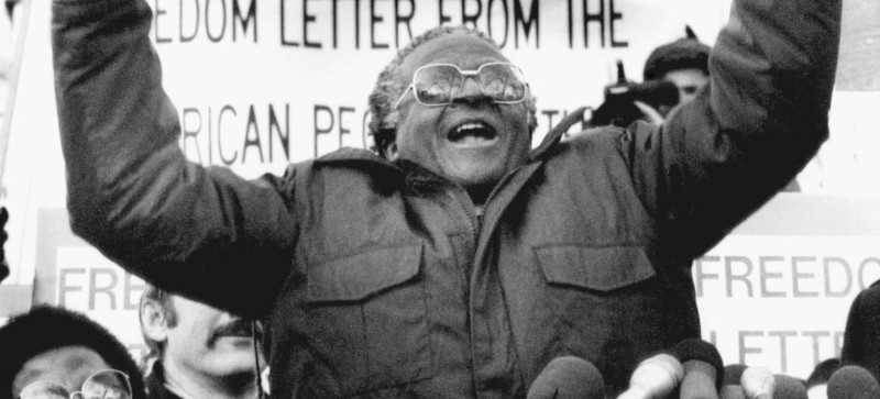Desmond Tutu drži govor pred ambasadom Južne Afrike u Washingtonu 1986. (izvor: AP Photo/Dennis Cook/Guliver Image)