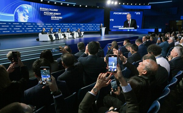 Putin za vrijeme govora na investicijskom forumu u Moskvi, 2.12.2025.