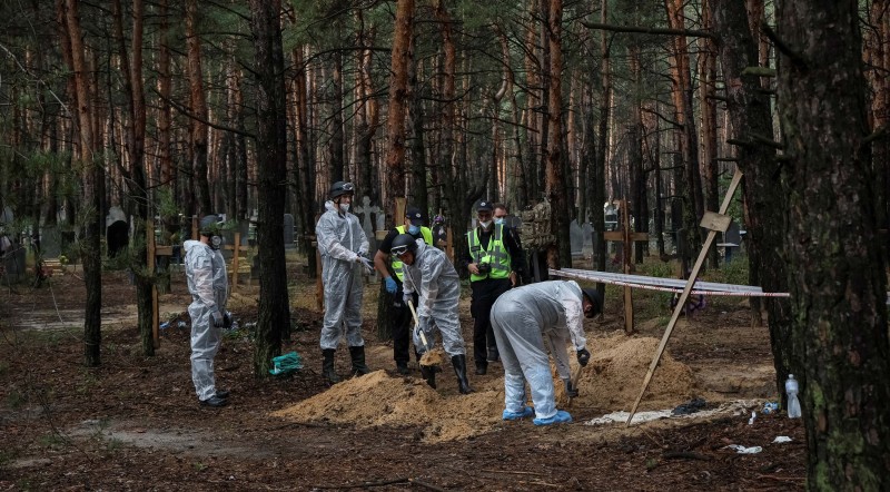 Iskopavanje tijela u masovnoj grobnici u Izjumu, 17. rujna 2022. (izvor: REUTERS/Gleb Garanich/Guliver Image)