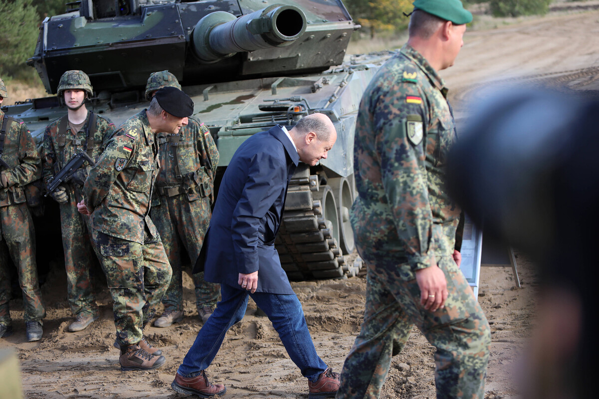 Olaf Scholz obilazi tenkove Leopard 2 u listopadu 2022. (izvor: Guliver Image)