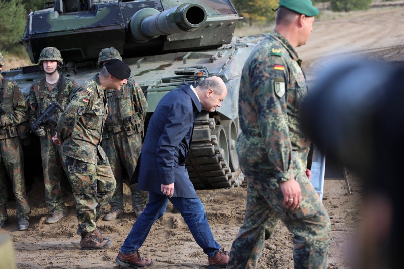 Olaf Scholz obilazi tenkove Leopard 2 u listopadu 2022. (izvor: Guliver Image)