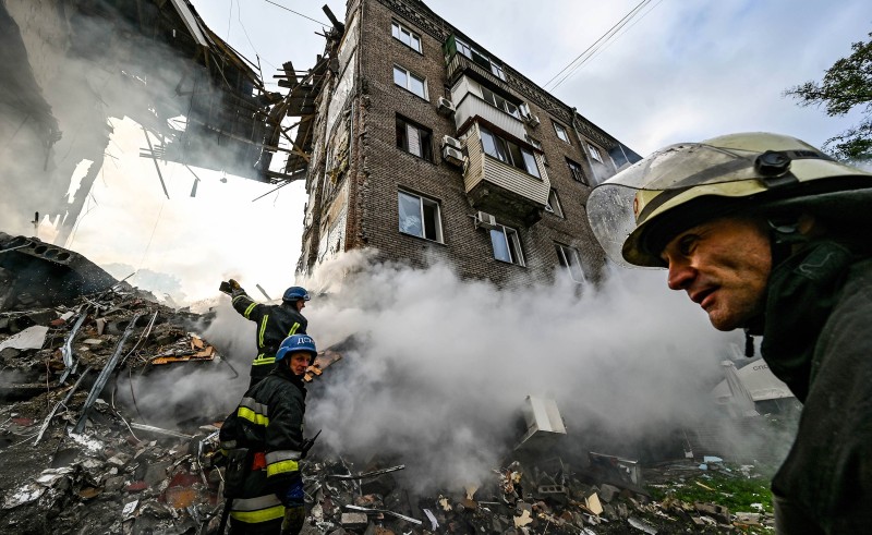 Spasitelji na terenu nakon napada na grad Zaporožje (izvor: Imago Lifestyle / Dmytro Smoliyenko / Guliver Image)