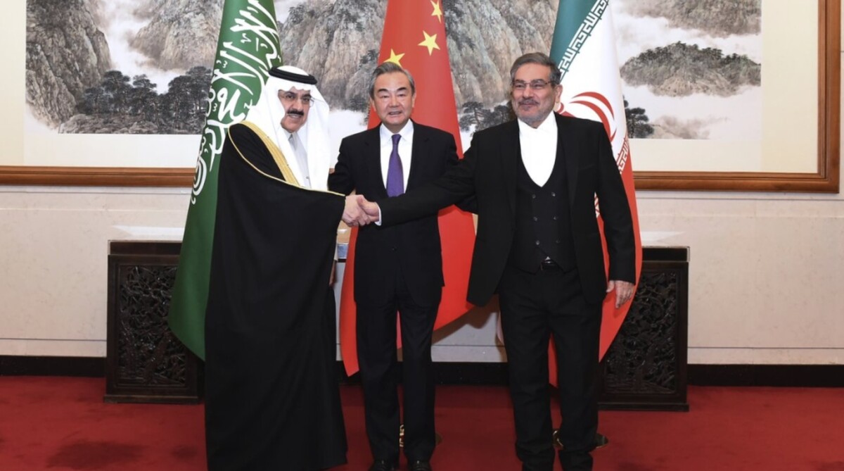 Ali Shamkhani, tajnik iranskog Vrhovnog vijeća za nacionalnu sigurnost (desno), rukuje se sa saudijskim savjetnikom za nacionalnu sigurnost Musaadom bin Mohammedom al-Aibanom (lijevo) - Wang Yi, najviši kineski diplomat, je u sredini (izvor: Xinhua)