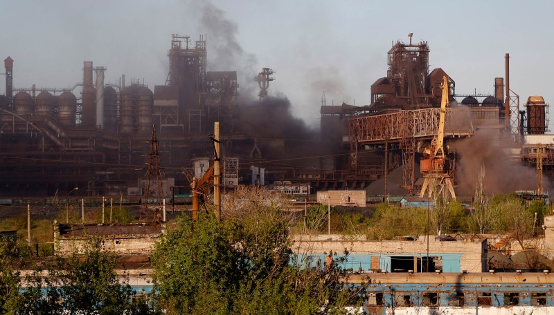 Dim se uzdiže iznad Azovstala, 7. svibnja 2022. (izvor: AP Photo/Alexei Alexandrov/Guliver Image)