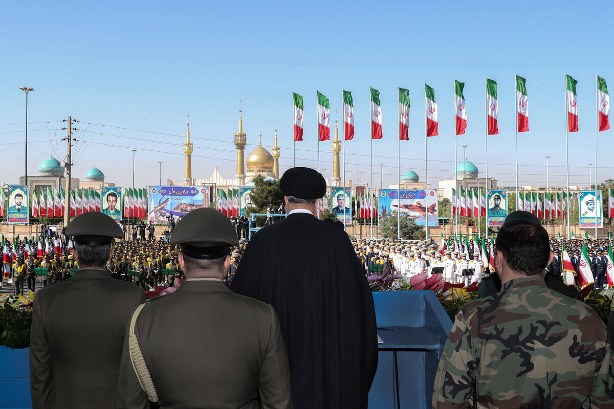 Iranski predsjednik Ebrahim Raisi prati vojnu paradu u Teheranu 18. travnja 2023. (izvor: Imago Lifestyle / apaimages / Guliver Image)