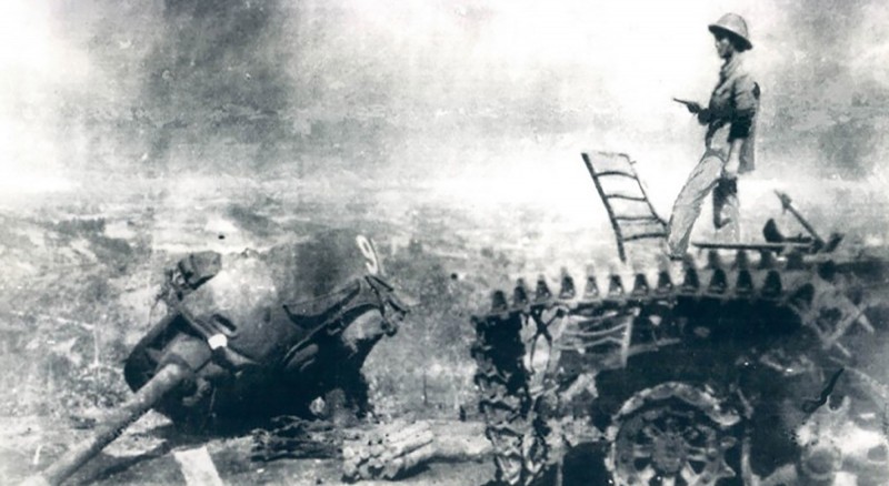 Vojnik na uništenom kineskom tenku (izvor: VNA / javna domena)