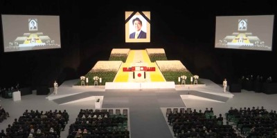 Od kontroverzne crkve do ponovnog guranja zemlje u ratne planove: Zašto državni pogreb za ubijenog bivšeg premijera Abea izaziva toliki gnjev u Japanu?