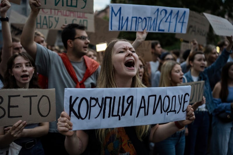 Majdan u zrcalu - Prosvjedi u Kijevu razotkrivaju autoritarni zaokret Zelenskog, iluziju Bruxellesa, ali možda i otvaraju prostor za novi kadar koji može okončati rat