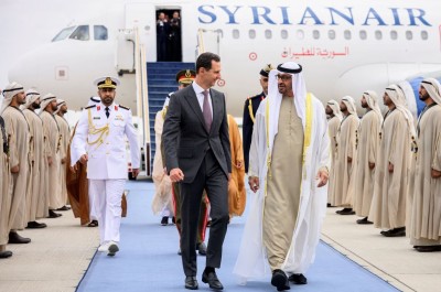 Assad je ponovno u UAE-u, no ovaj posjet snažno se razlikuje od prošlogodišnjeg: Ovog puta priređena je velika ceremonija, predsjednički zrakoplov pratili su emiratski lovci, a organiziran je i svečan dolazak u kraljevsku palaču