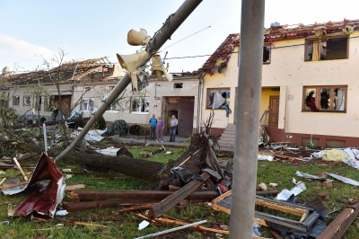 Zastrašujući tornado pogodio je Češku, više naselja teško je postradalo, velik broj ozlijeđenih, ima i mrtvih, susjedne Austrija i Slovačka šalju pomoć