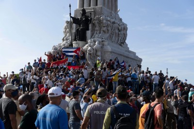 "Neprijatelji Kubanske revolucije žele destabilizirati našu zemlju!": Kubanski predsjednik Miguel Diaz-Canel tvrdi kako su neki prosvjednici direktno financirani od strane američkih državnih agencija, vladini pristaše izlaze na ulice