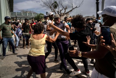 Situacija kakva se nije viđala već desetljećima: Izbile su velike anti-vladine demonstracije u Kubi, scene nasilja u Havani i Santiagu, američki dužnosnici odmah izrazili potporu za prosvjednike - Što se to događa u Kubi?