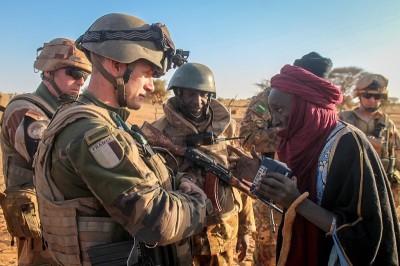 Francuska vrši pritisak na vojnu huntu u Maliju, žele da odustanu od sporazuma s ruskim Wagnerovcima, ovi im uzvraćaju da im je zaštita od terorista neophodna, pogotovo sad kad francuska vojska smanjuje prisutnost u Sahelu
